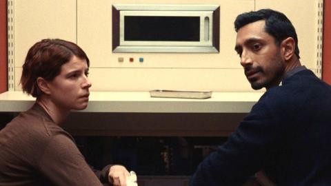 Anna (Jessie Buckley) and Amir (Riz Ahmed)