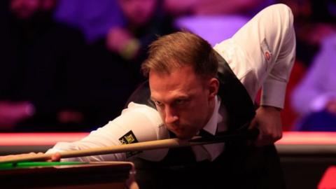 World number one Judd Trump reached the quarter-finals in Telford with a 6-2 win over Chris Wakelin