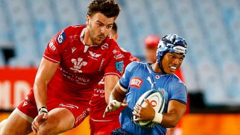 Scarlets' Johnny Williams looks to tackle Kurt-Lee Arendse