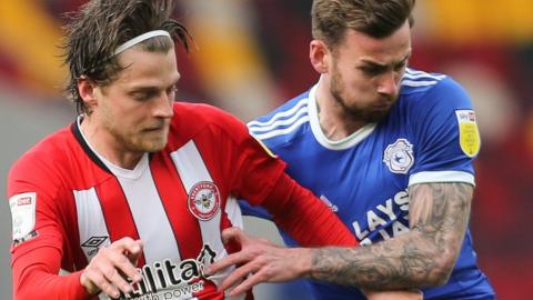 Mathias Jensen (Brentford, chwith) yn herio Joe Ralls (Caerdydd)