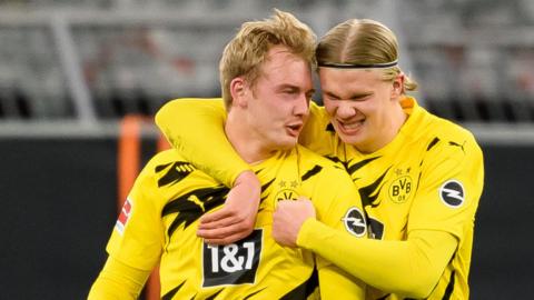 Julian Brandt celebrates with Erling Braut Haaland