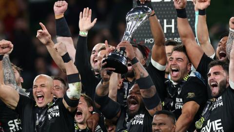 Mathieu Bastareaud of RC Toulon lifts the trophy and celebrates with his team mates following victory during the EPCR Challenge Cup