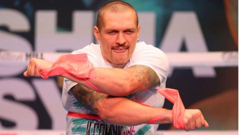 Oleksandr Usyk performs a workout