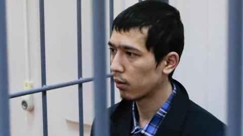 Abror Azimov in the defendant's cage at a court hearing in Moscow