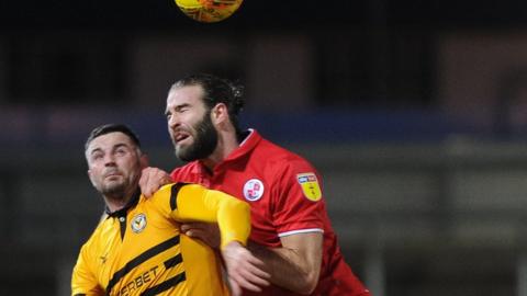 Padraig Amond Casnewydd a Joe McNerney Crawley