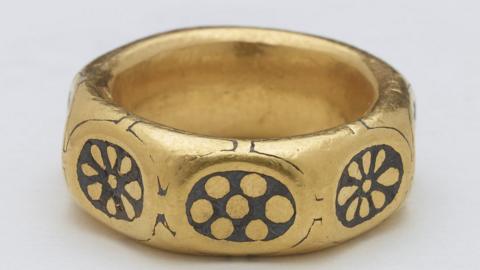 Octagonal gold ring