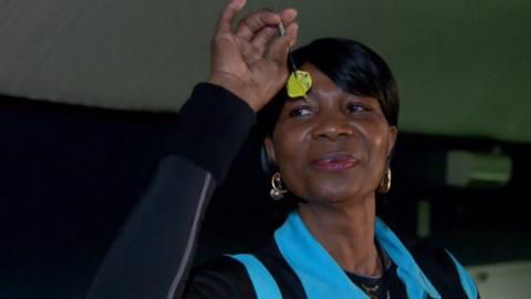 Deta Hedman prepares to throw a dart