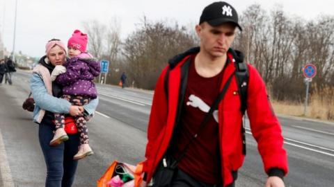 People flee from Ukraine at the Hungarian-Ukrainian border