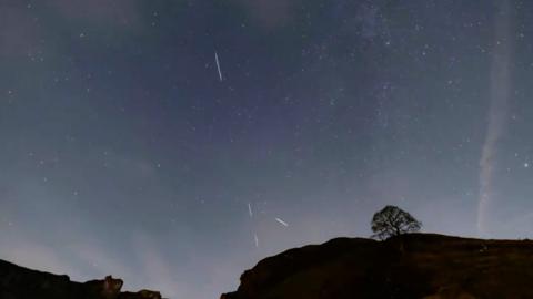 Timelapse of Starlink satellites