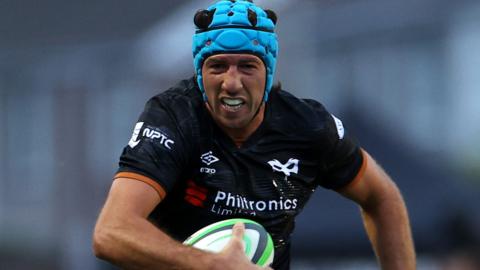 Justin Tipuric attacks for Ospreys on his return