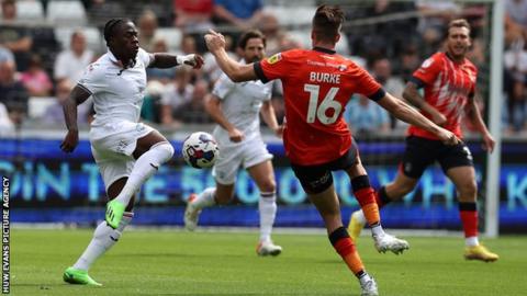 Michael Obafemi yn herio Reece Burke