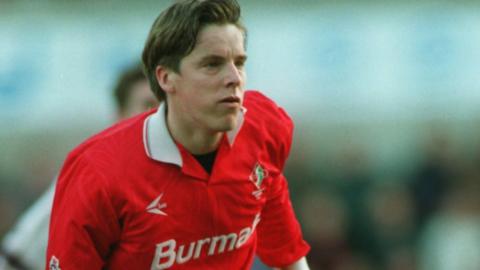 Jan Aage Fjortoft in action for Swindon