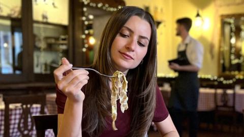 鶹ҳ reporter Sofia Bettiza tries cricket tagliatelle