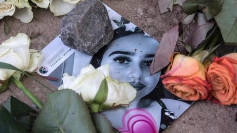 A picture of Susanna Maria Feldman is placed among flowers