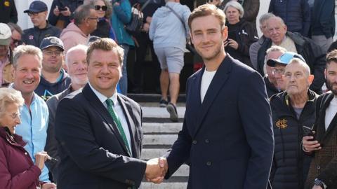 Stuart Broad shakes hands with Nottinghamshire chairman Andy Hunt