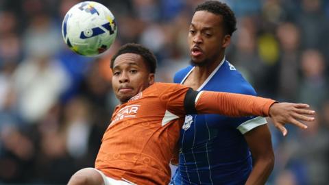 Chris Willock (R) of Cardiff City and Kelvin Abrefa of Reading compete for the ball