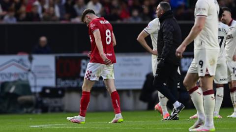Joe Williams walks off the field with injury