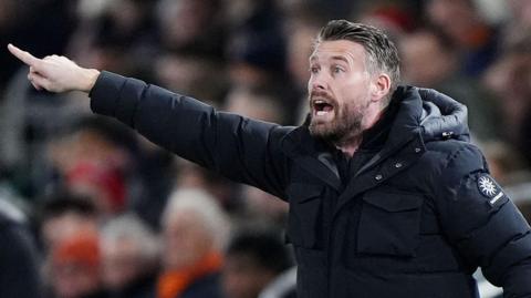 Luton boss Rob Edwards shouting instructions to his team