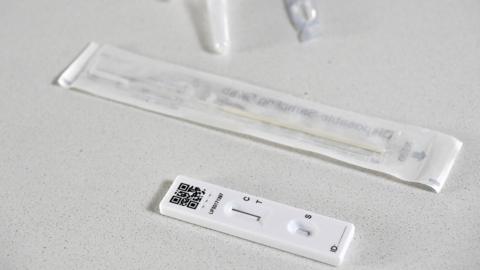 Lateral flow test kit of parts