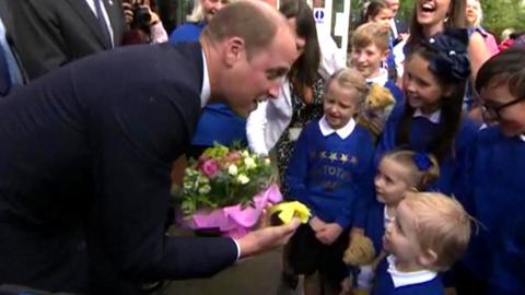 Prince William isgiven an avocado for his wife