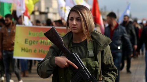 A fighter from the Syrian Democratic Forces (SDF) participates in a demonstration in the northeastern Syrian Kurdish-majority city of Qamishli on December 28, 2018, against threats from Turkey to carry out a fresh offensive following the US decision to withdraw their troops