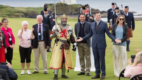 Eric Trump with an actor dressed as Robert the Bruce