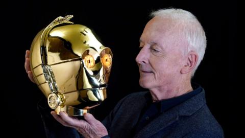 Anthony Daniels with the character's head