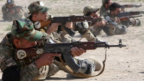 Members of Iraq's paramilitary Popular Mobilisation force take part in weapons training in Basra (4 August 2019)