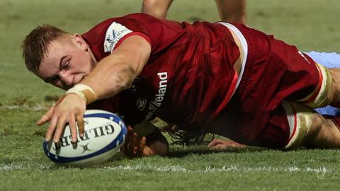 Gavin Coombes scores Munster's late try