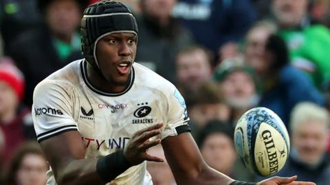 Maro Itoje catches the ball