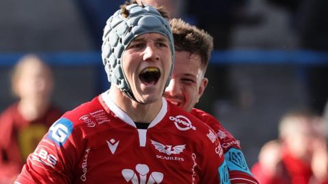 Jonathan Davies celebrates after scoring Scarlets' final try