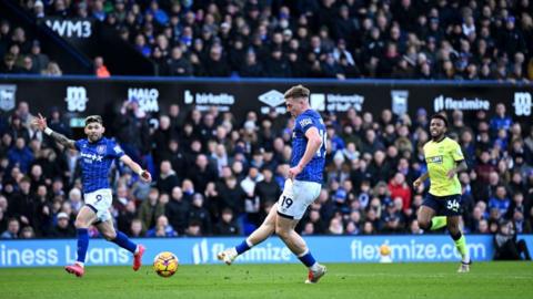 Liam Delap scores