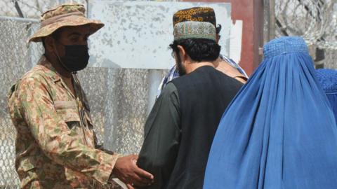 Afghan people wait to enter Pakistan through Chaman border crossing in Chaman, Pakistan on 28 August 2021