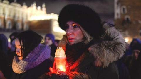 Woman mourns murdered Mayor of Gdansk Pawel Adamowicz in Krakow (14 Jan)