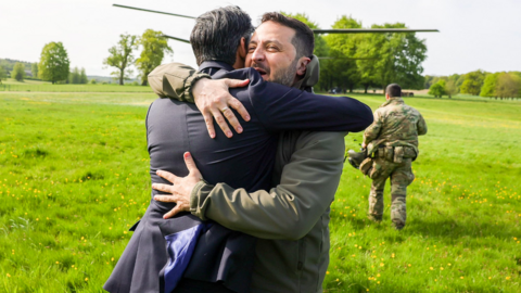 Rishi Sunak embraces Volodmir Zelensky