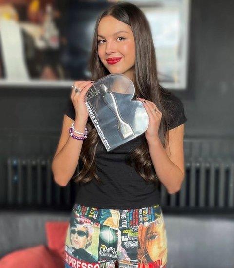 Olivia poses with her award