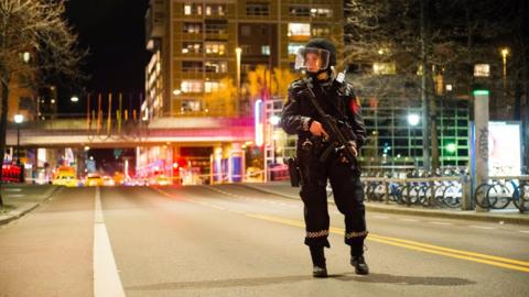 Police cordon off an area in central Oslo, Norway, 08 April 2017, following the arrest of a man and the discovery of a "bomb-like device"