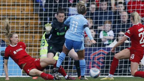 Lauren Hemp scores for Man City at Liverpool