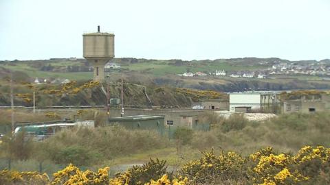 Hen safle gwaith cemegol Octel yn Amlwch