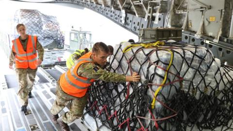 Troops from RFA Mounts Bay deliver emergency aid to Anguilla