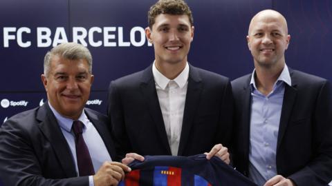 Barcelona president Joan Laporta with Andreas Christensen and sporting advisor Jordi Cruyff