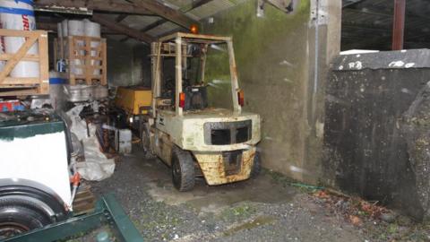 Llun o 'forklift' a gafodd ei ddangos i'r rheithgor