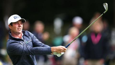 Viktor Hovland holds his club