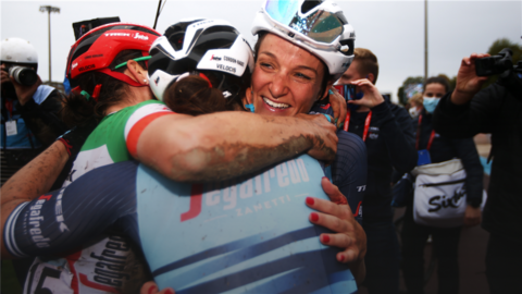 Lizzie Deignan celebrates her victory with team-mates