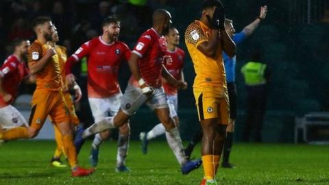 Gwewyr Tristan Abrahams wedi i'w gic o'r smotyn gael ei harbed