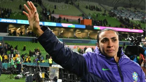 Marta waves to the crowd