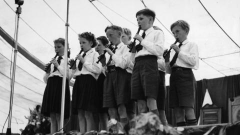 Cystadleuaeth ar lwyfan Eisteddfod Rhydaman yn 1957