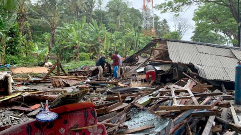 Indonesian residents gathering their possessions near Anyer Beach