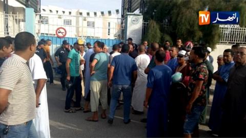 Scenes outside a hospital in El Oued