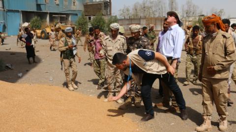 UN World Food Programme officials inspect grain at the Red Sea Mills facility in Hudaydah port, Yemen (26 February 2018)